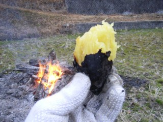 田んぼで焚き火をしました